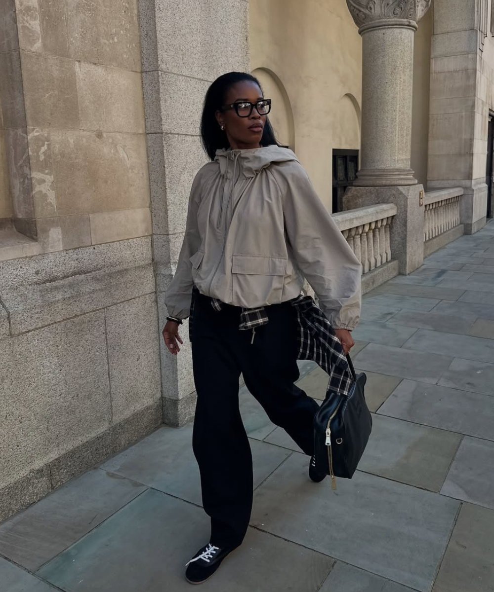 Look moderno de outono/inverno 2026, com jaqueta leve, calças largas e acessórios elegantes. Estilo urbano e contemporâneo.