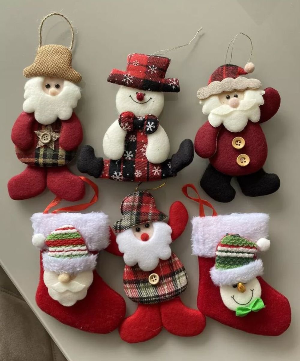 Enfeites para árvore de Natal em pelúcia com personagens natalinos em vermelho, branco, verde e xadrez, criando