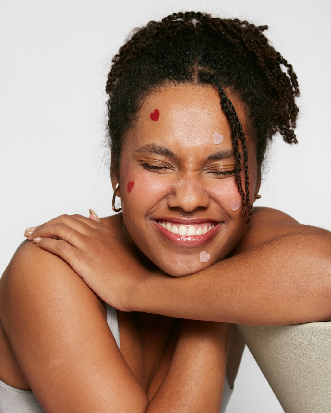 mulher negra com patches de espinha, retrospectiva 2025 dos produtos de beleza virais do TikTok