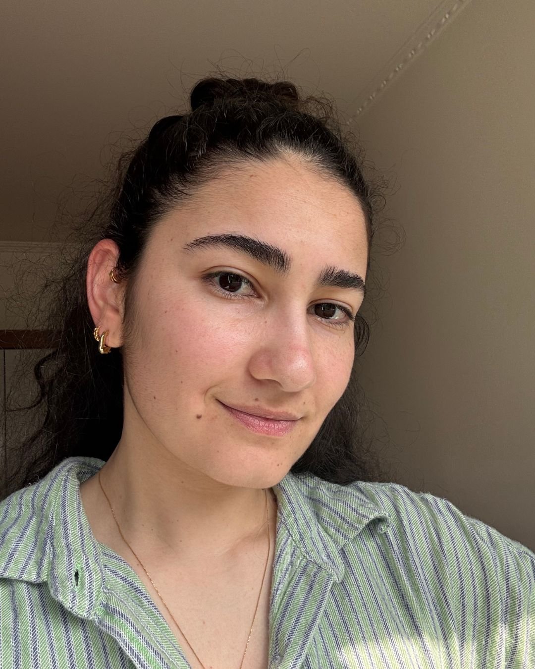 A imagem mostra uma mulher com pele radiante e saudável, evidenciando o uso de sérum facial.