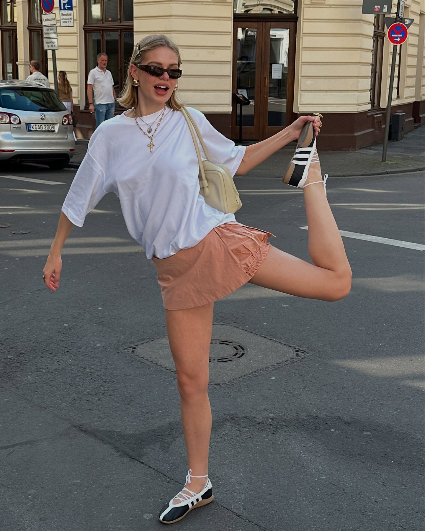 Modelo exibe sapatos com design ousado, combinando conforto e estilo. A blusa oversized e a saia curta complementam a tendência de