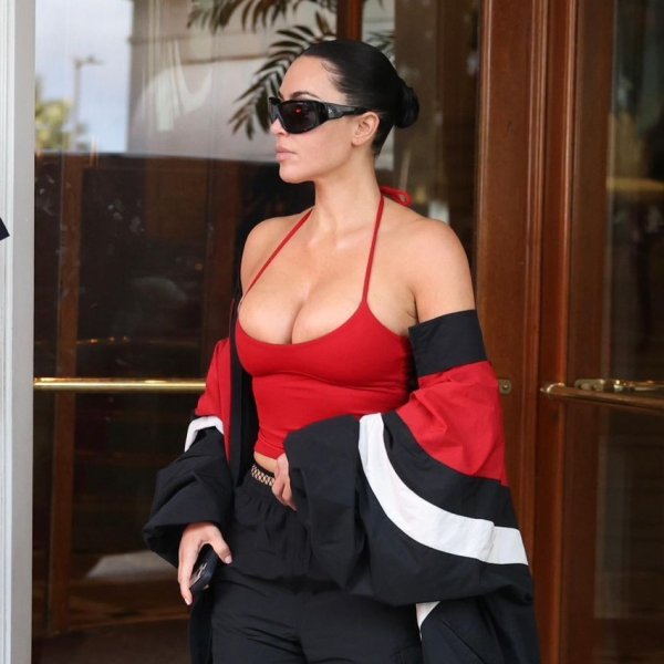 Kim Kardashian usa Havaianas com meia em sua passagem pelo Brasil