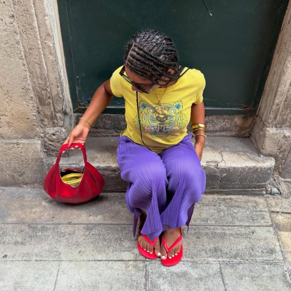 Provamos que o chinelo vermelho é o sapato mais descolado do momento