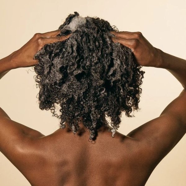 Como lavar o cabelo corretamente: dicas para um cabelo limpo e saudável