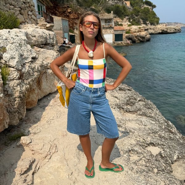 Inspirações de look praia para o verão 2026 que são fresquinhos e confortáveis