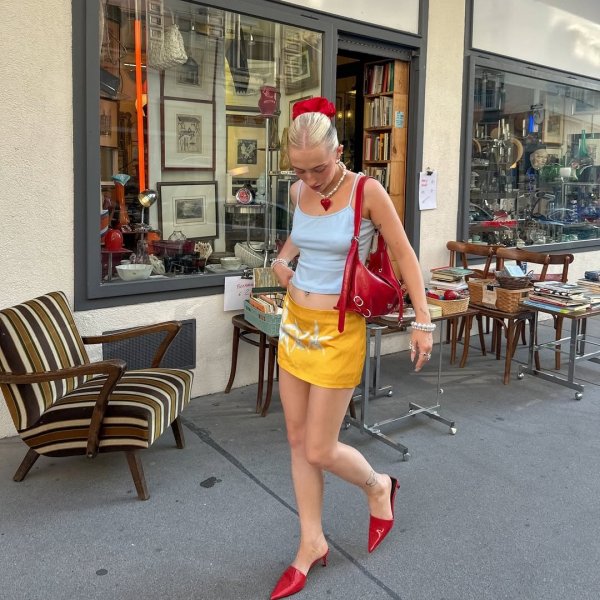 É assim que as fashionistas estão usando a regata curtinha em 2025