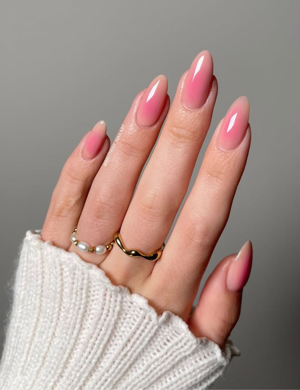 Unhas do Ano Novo 2026 são apresentadas em um elegante formato stiletto, com um degradê suave de rosa claro a um tom mais