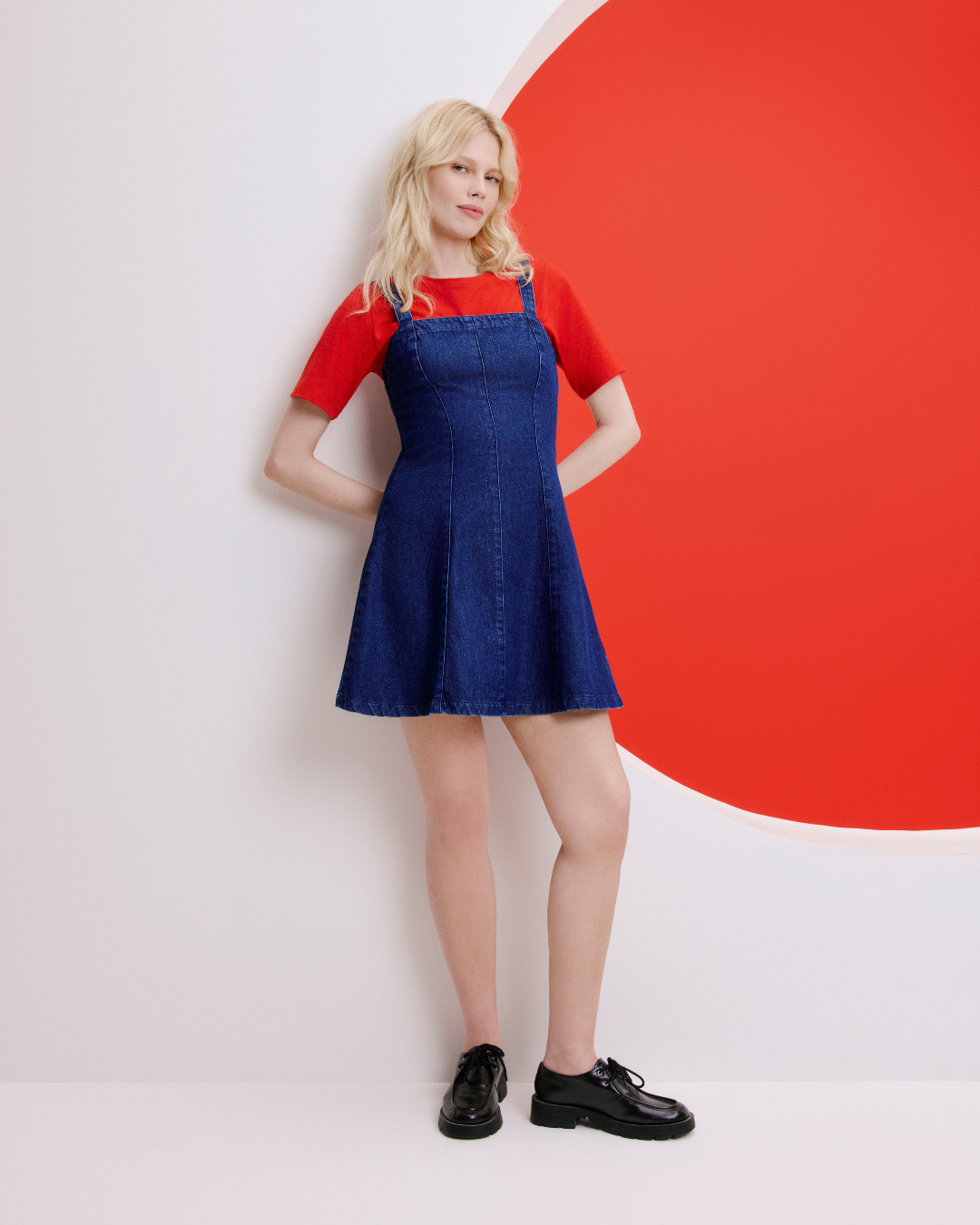 Modelo posa com vestido jeans estilo jardineira, vestidos estilosos para comprar com desconto na Black Friday