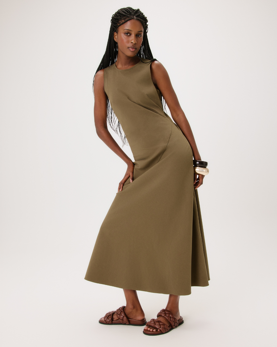 modelo com vestido verde, vestidos estilosos para comprar com desconto na Black Friday