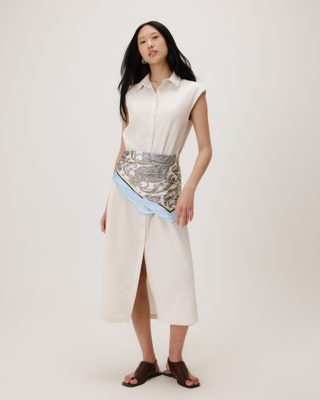 vestidos estilosos para comprar com desconto na Black Friday, modelo com vestido branco e lenço