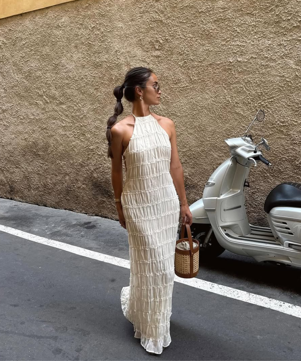 Vestidos brancos para usar no Réveillon são uma escolha elegante e atemporal. A imagem apresenta um vestido longo, de alças, com detalhes em texturas que trazem um toque sofisticado.