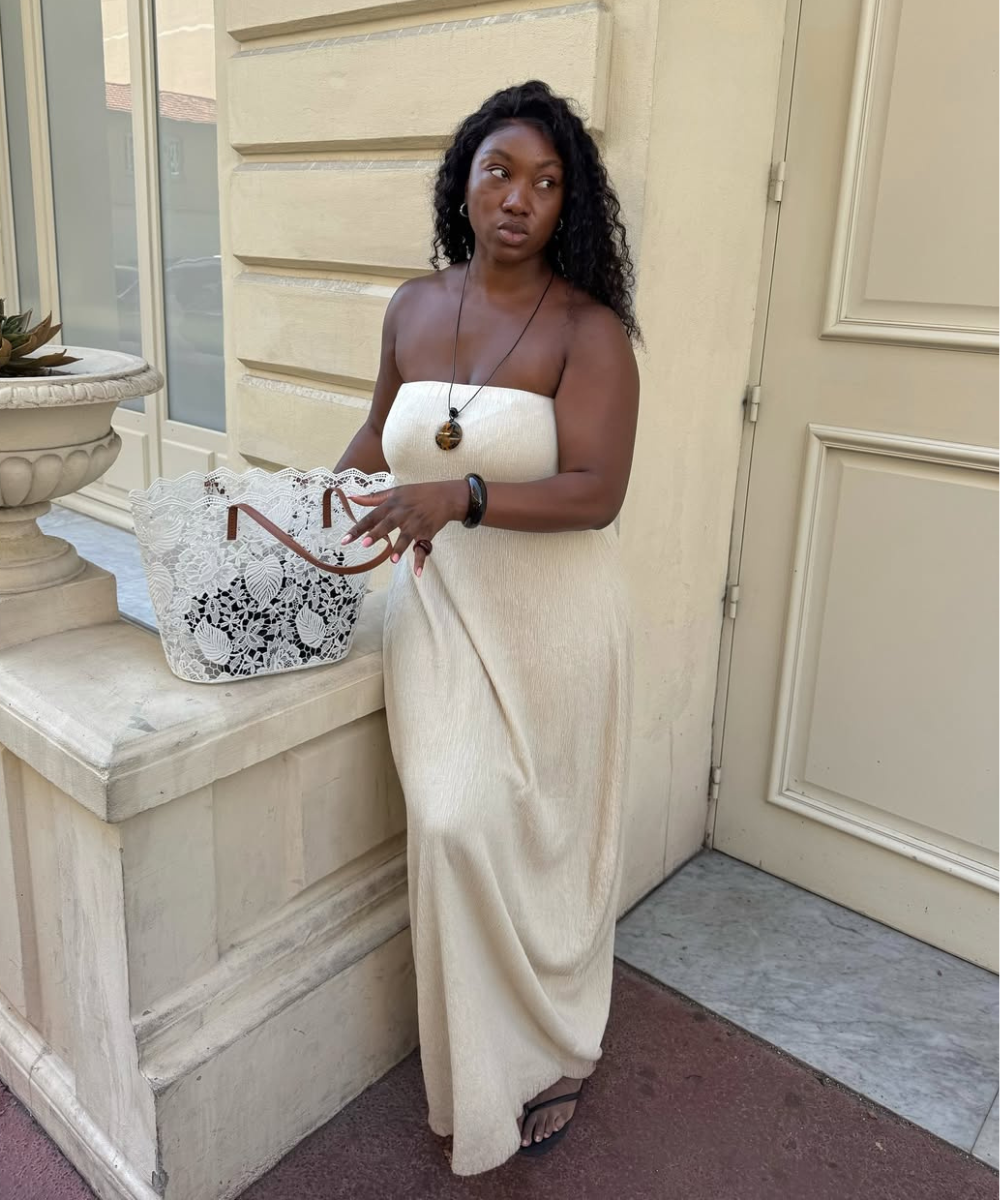 Um vestido branco longo e justo ao corpo é a escolha perfeita para o Réveillon. Com um design strapless, o modelo destaca os ombros, enquanto a textura leve proporciona conforto.