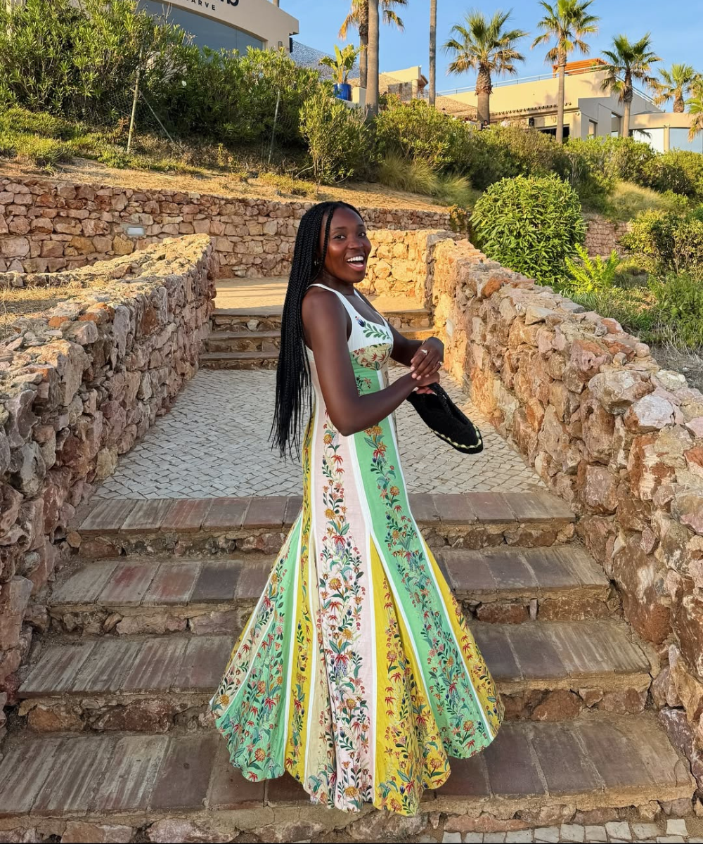 Vestido de verão vibrante com estampas florais em tons de verde e amarelo, perfeito para dias ensolarados.