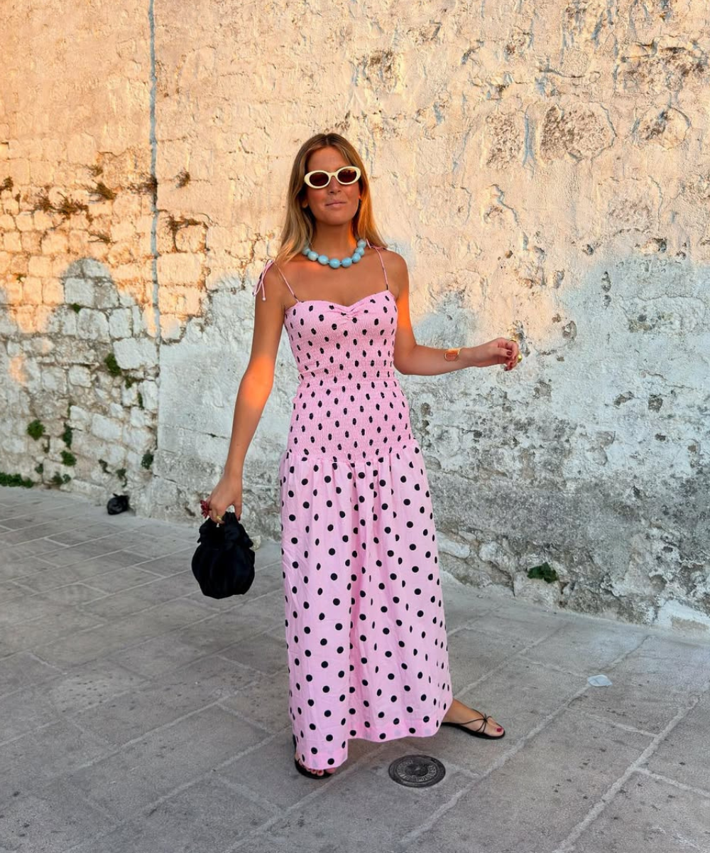 Vestidos de verão em tom rosa com estampa de bolinhas pretas, ideal para dias quentes.