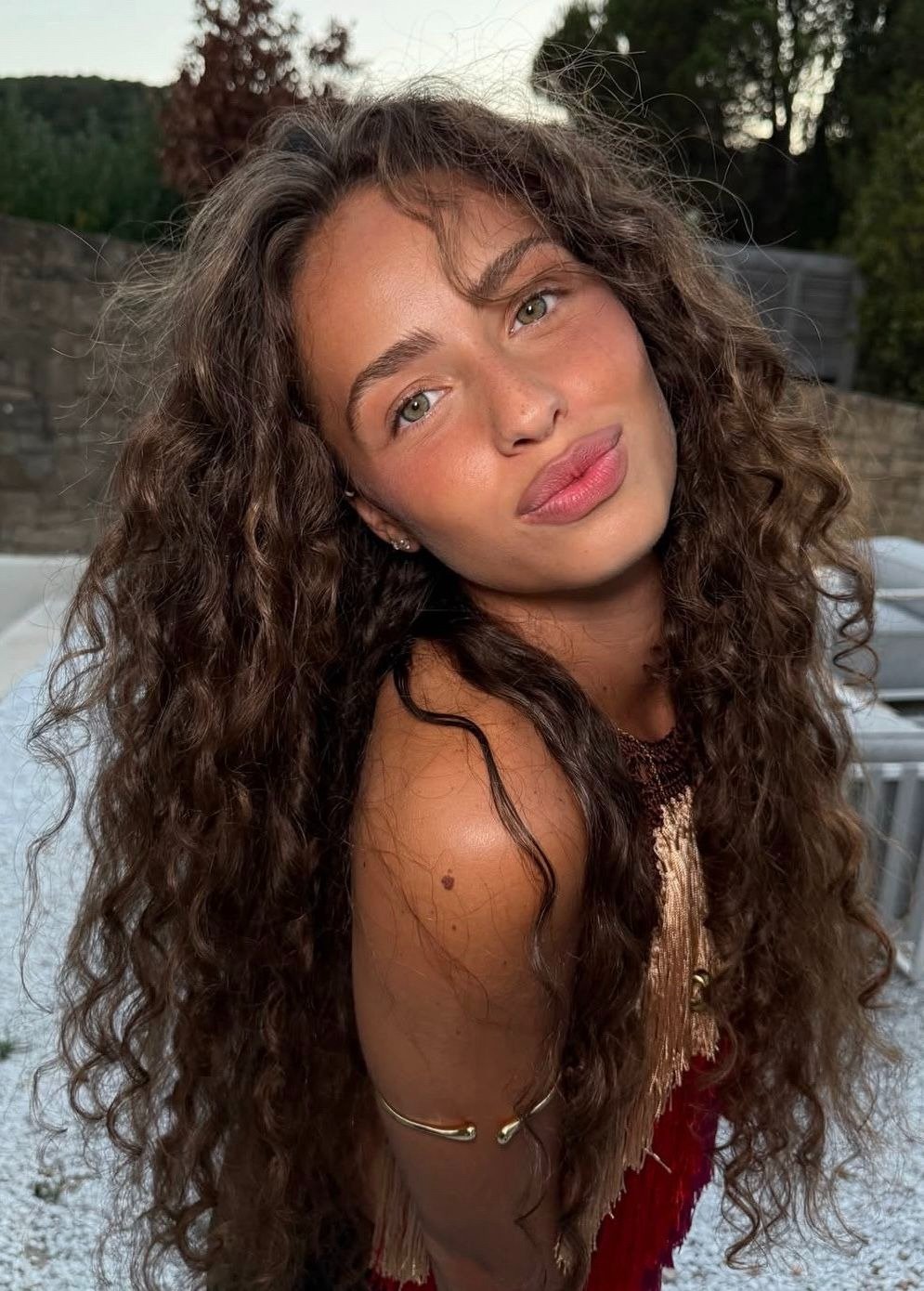 Sol, mar, piscina podem detonar os fios. Por isso, vem conferir essas dicas de como cuidar do cabelo no verão.