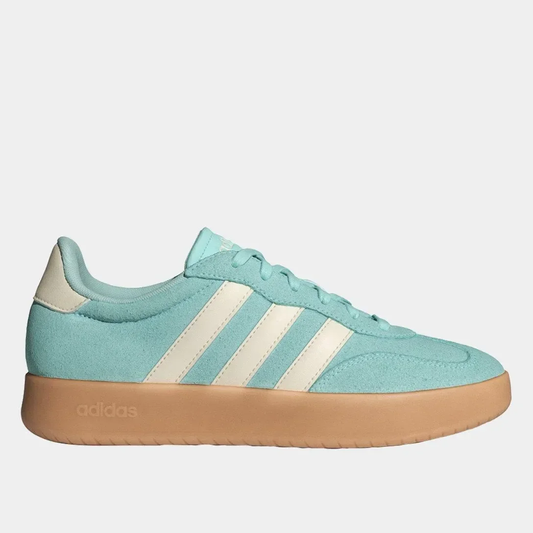 Tênis adidas feminino em camurça azul claro com detalhes brancos e solado em borracha marrom, estilo casual e moderno.
