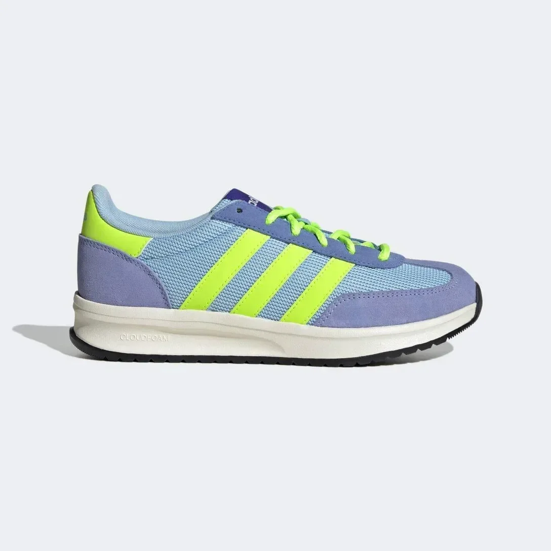 Tênis adidas feminino em mesh azul claro com detalhes em camurça lilás e listras neon, solado branco.