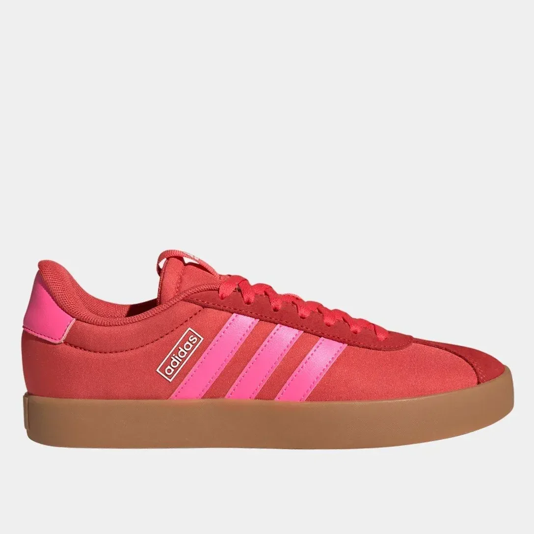 Tênis adidas feminino em tecido vermelho com listras rosa e solado de borracha marrom, estilo casual e vibrante.