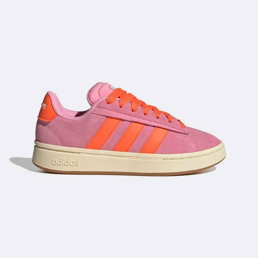 Tênis adidas feminino em camurça rosa com listras e cadarço laranja, solado bege e design casual moderno.