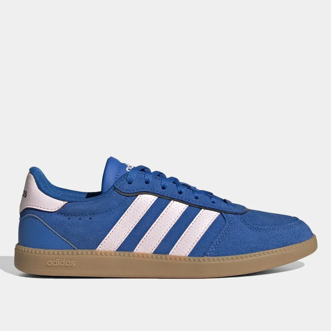Tênis adidas feminino em camurça azul com três listras brancas e solado bege, design clássico e casual para conforto diário.