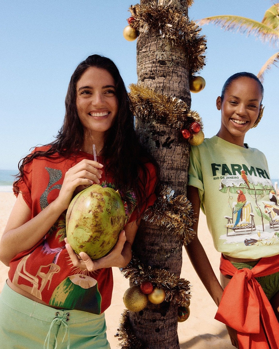 guia do amigo secreto - com modelos sorridentes em praia ensolarada, vestindo camisetas estampadas vibrantes e shorts leves