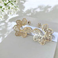 Brinco Maxi Flor Dourado Banhado a ouro 18k Semijoia Estilo - Santo Estillo