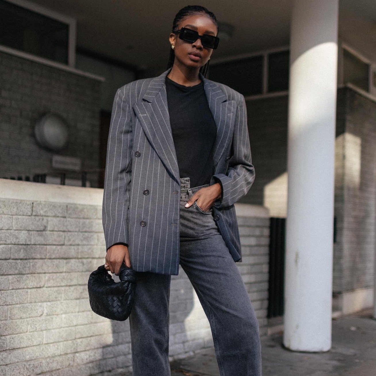 É impressão minha ou o cós transpassado é a tendência de calça da vez?