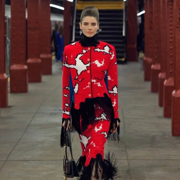 O luxo no cotidiano: a lógica de quem compra bolsas, mas não casa própria