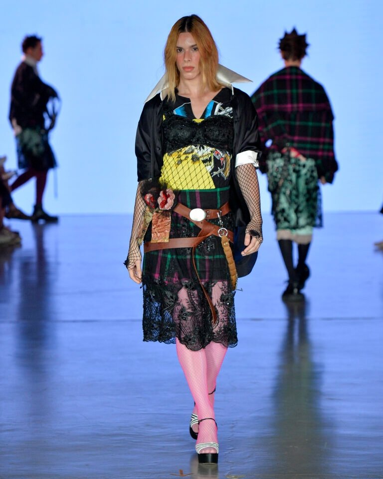 Modelo caminha com postura confiante na casa de criadores 57 usando vestido mix de texturas com renda, xadrez, tule e