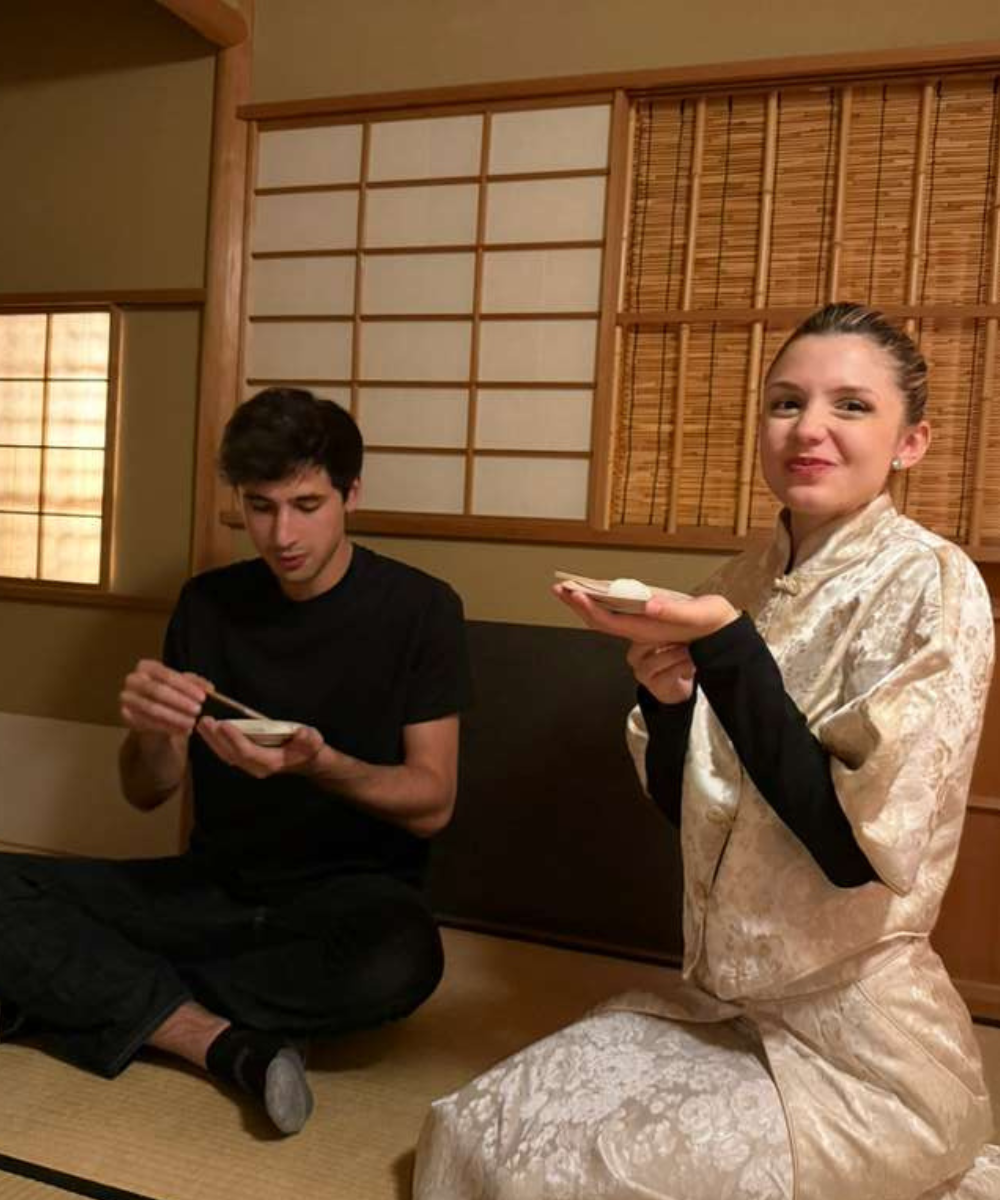 Casal em ambiente tradicional japonês com tatame, ela veste quimono creme floral e ele roupa preta casual, clima acolhedor e
