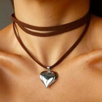 Colar boho chique em camurça preta ou marrom com coração de metal nacional