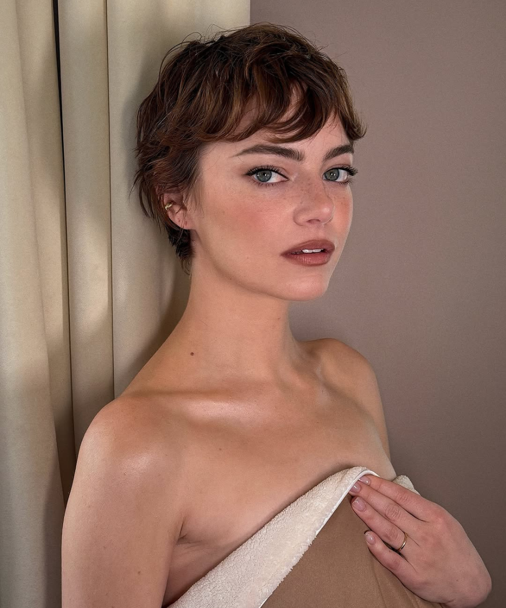 Celebridade exibe cortes de cabelo das celebridades em estilo pixie com franja desfiada, tom castanho quente.