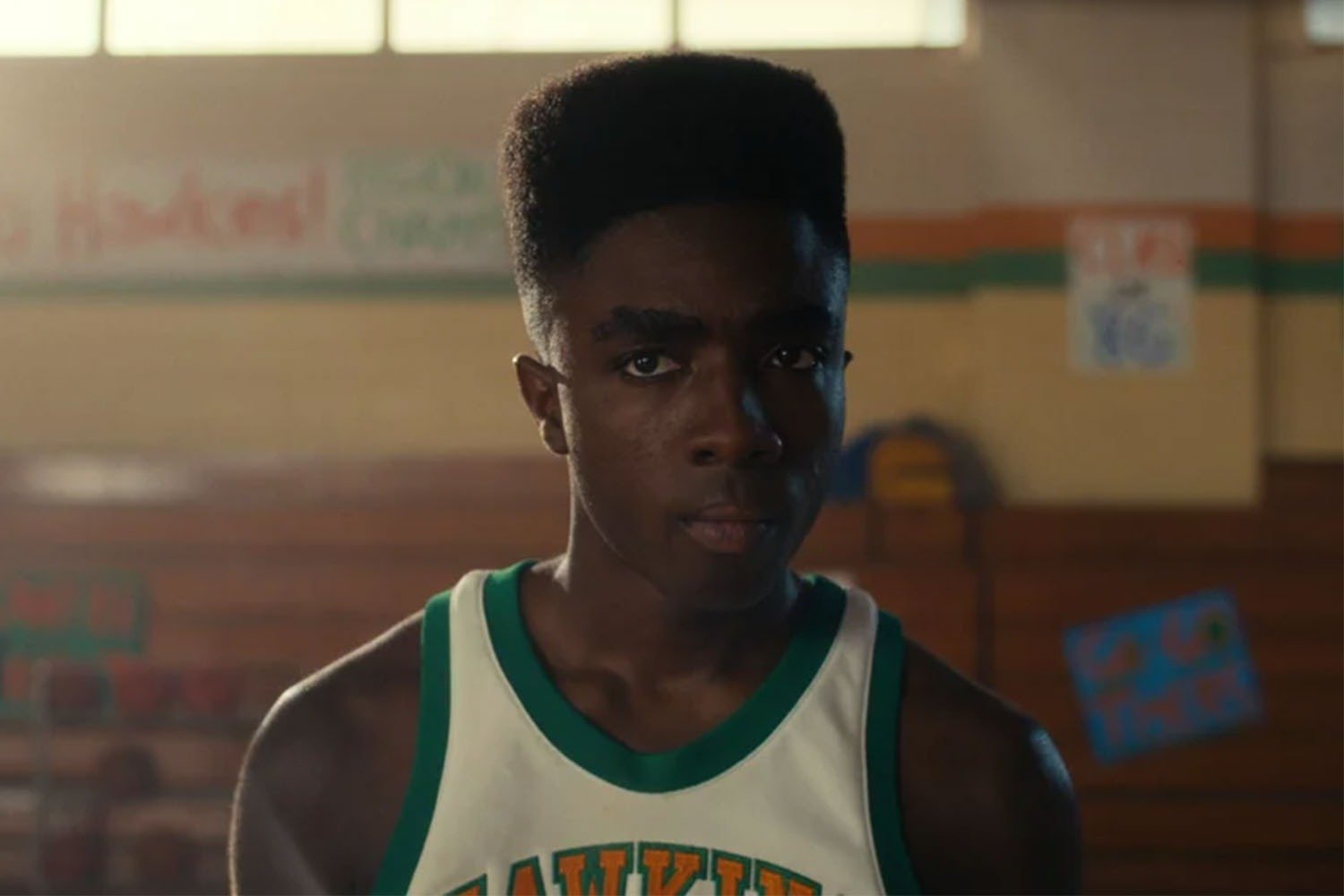 Corte de cabelo de Stranger Things com estilo high top flat, volumoso e geométrico, em tom preto intenso, em clima de foco e