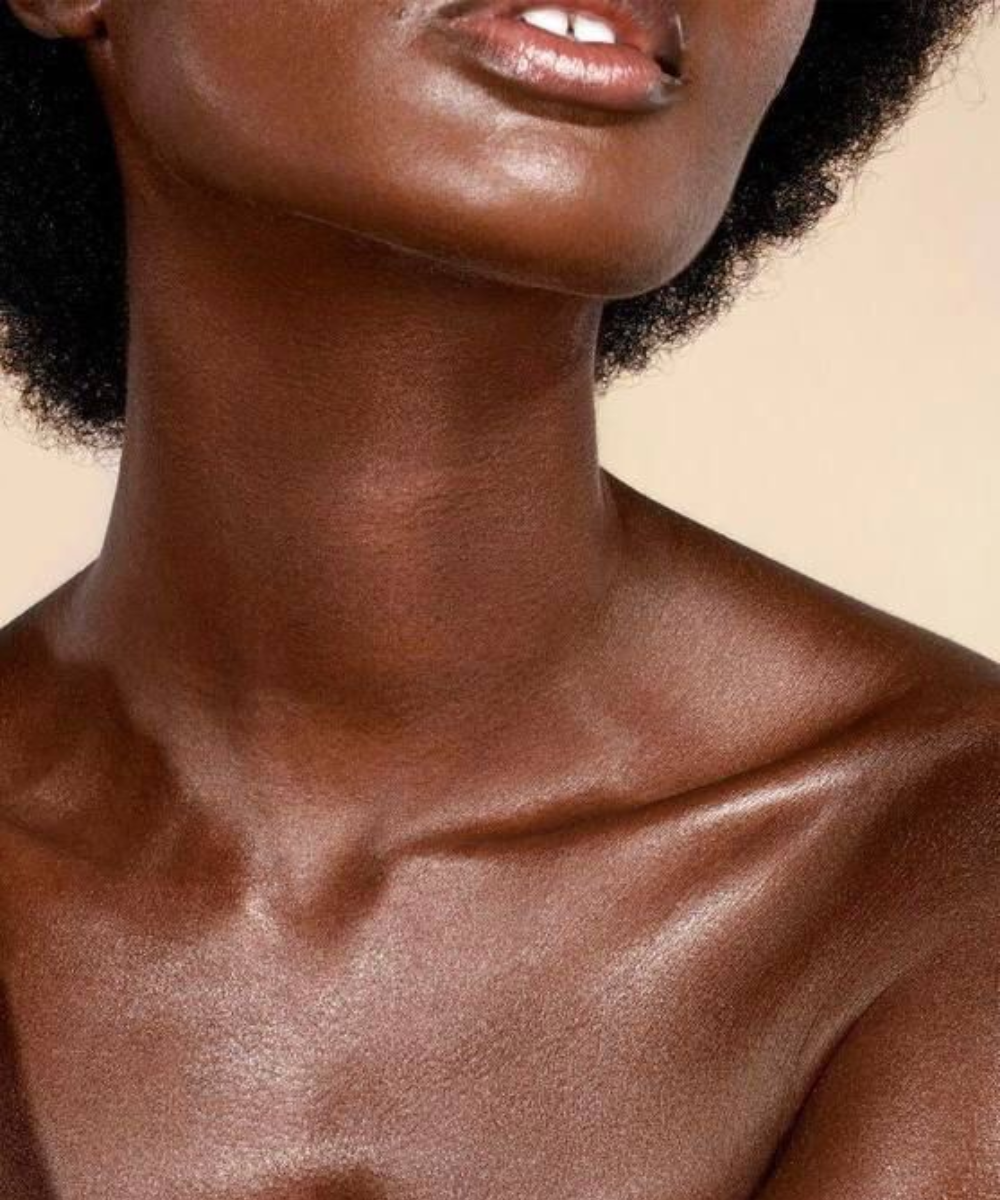 Retrato de uma pessoa, mostrando como cuidar da pele do pescoço e do colo.