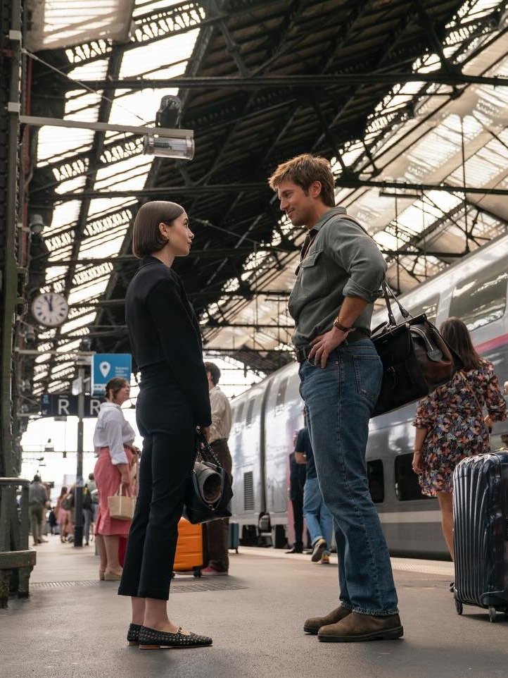 Emily em Paris destaca estilo sofisticado com blazer e calça cropped preta, sapatos baixos texturizados, em diálogo