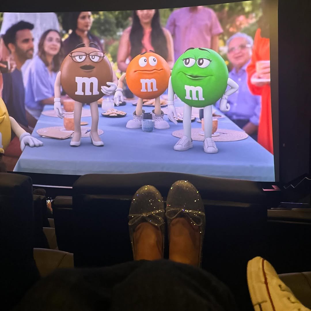 Estilo de Devon Lee Carlson aparece em sapatilhas glitter com laço delicado, combinando conforto e brilho em cenário de