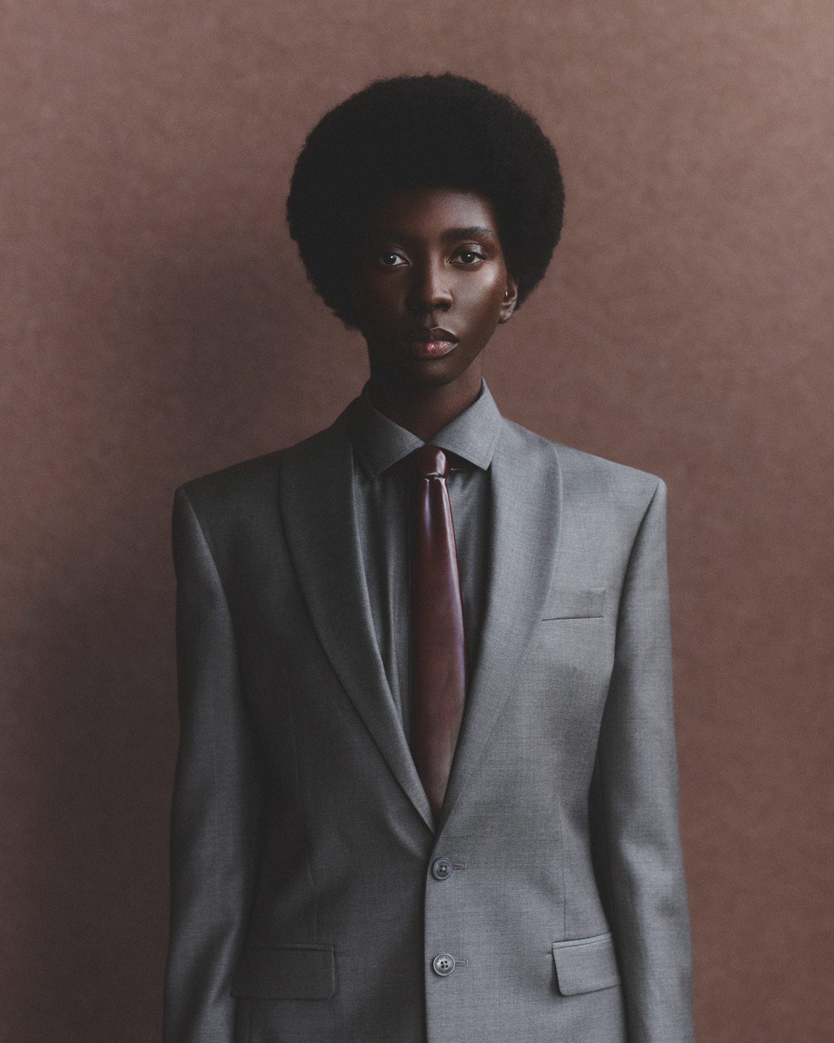 Sasha estreia gravatas de madeira da Mondepars em lançamento exclusivo.