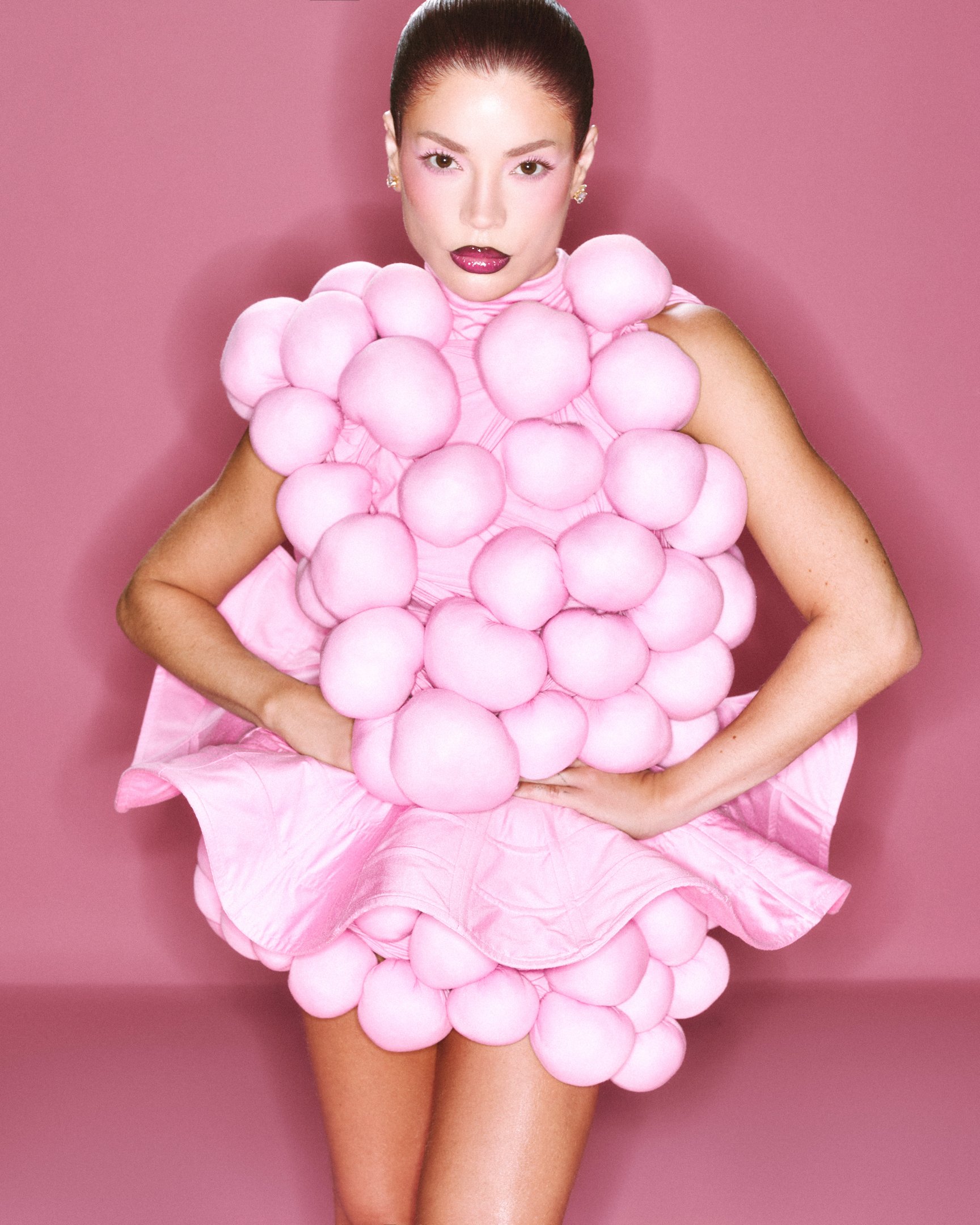 Gkay posa com look rosa para anunciar sua parceria com peça rara