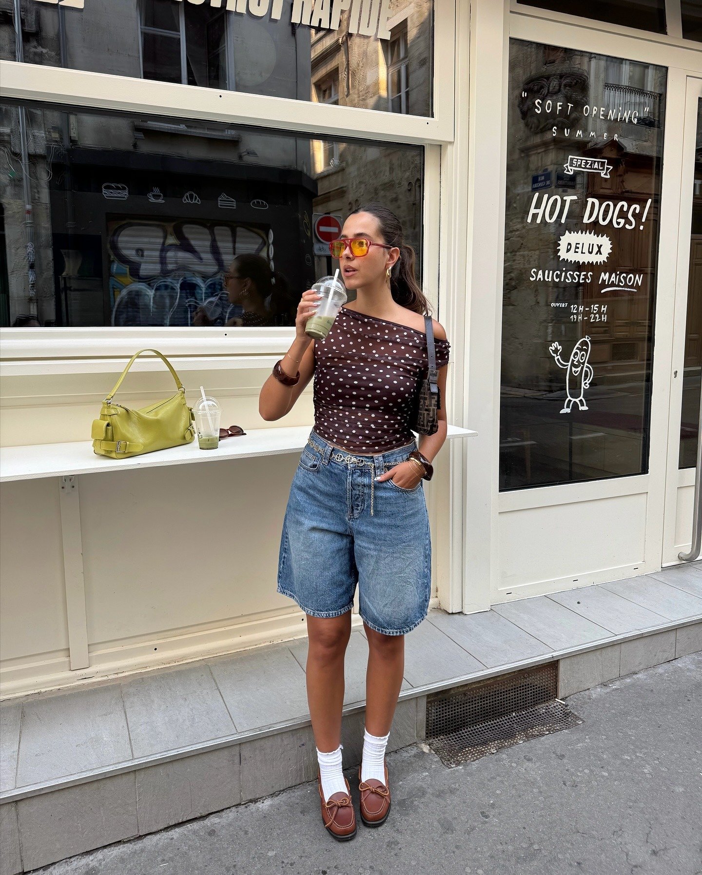 mulher com jorts e blusa poá
