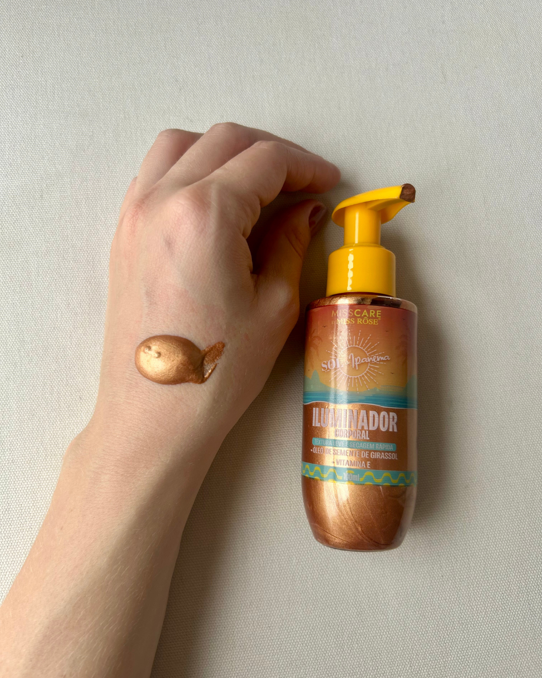 Creme firmador iluminador corporal bronze com textura leve e secagem rápida, linha do creme firmador