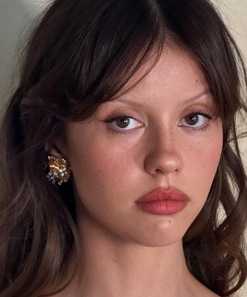 Modelo posa com expressão serena, destacando o lip combo da Nina Park em tom rosado matte que realça os lábios naturais.