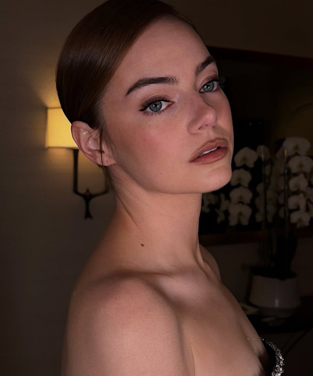 Modelo posa com olhar suave e lábios em tom terroso do lip combo da Nina Park, realçando a pele iluminada e o clima elegante.