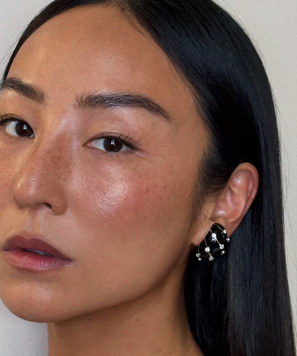 Modelo com pele natural e iluminada destaca o lip combo da Nina Park em tom rosado suave, transmitindo delicadeza.