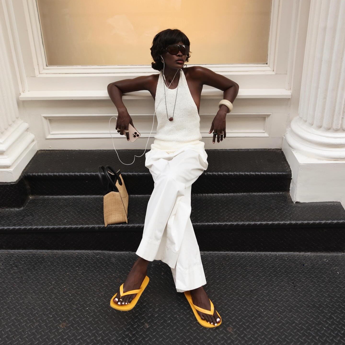 É assim que as estilosas vão usar chinelo amarelo no verão