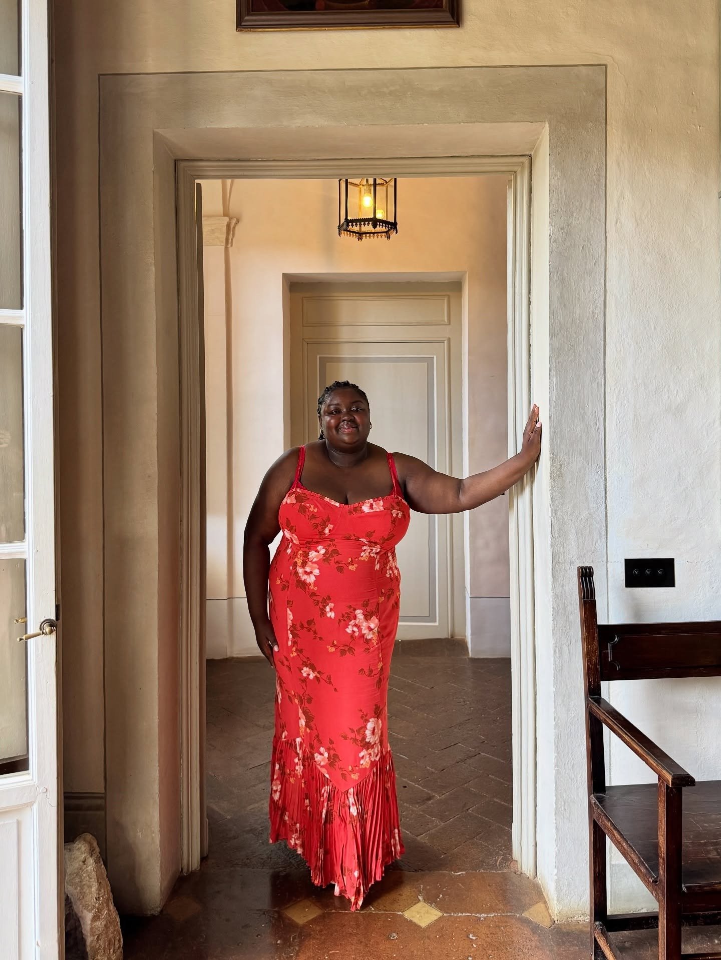 Vestido longo vermelho floral com alças finas e barra plissada destaca looks elegantes para o verão em ambiente clássico,