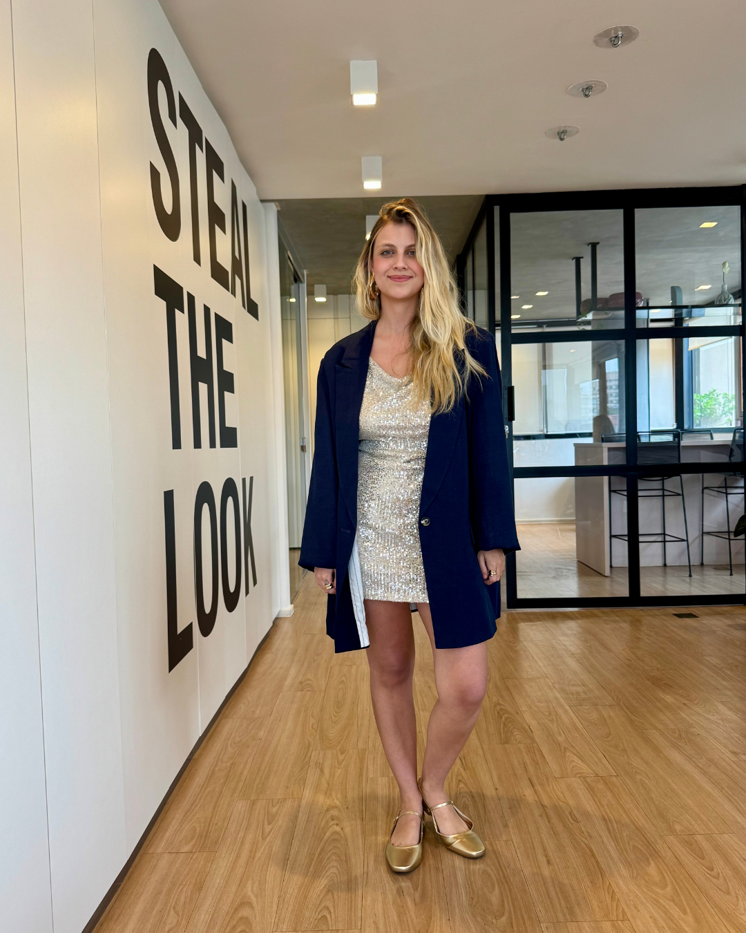 Pessoa usando vestido de paetê e blazer oversized, inspiração de looks estilosos para o fim de ano