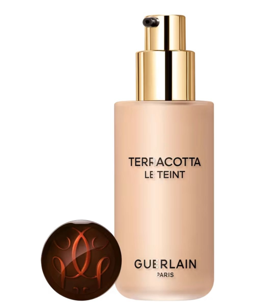 Base líquida Terracotta Le Teint da Guerlain em embalagem fosca bege com pump dourado.