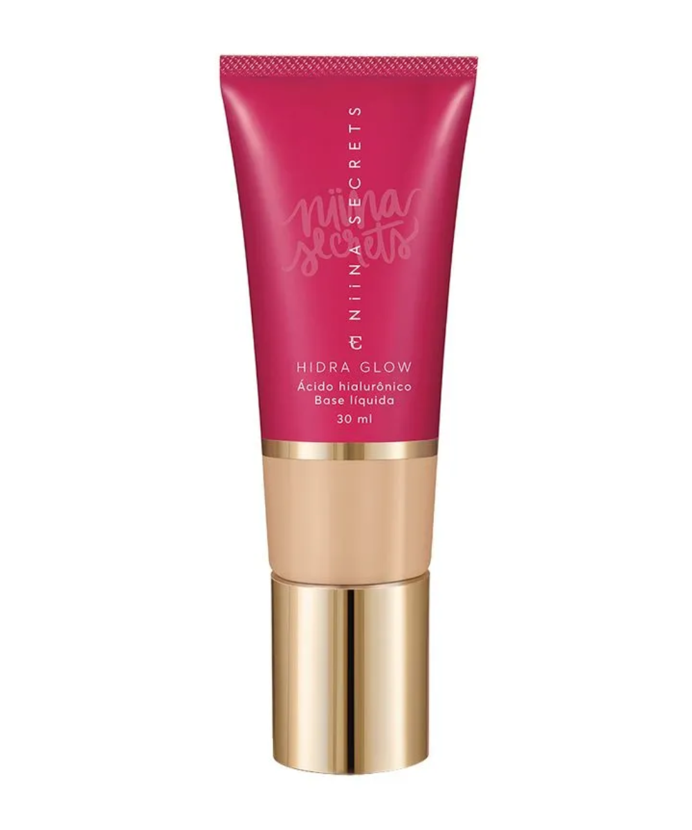Base líquida Hidra Glow da Niina Secrets destaca-se entre as melhores marcas de bases nacionais com embalagem rosa vibrante