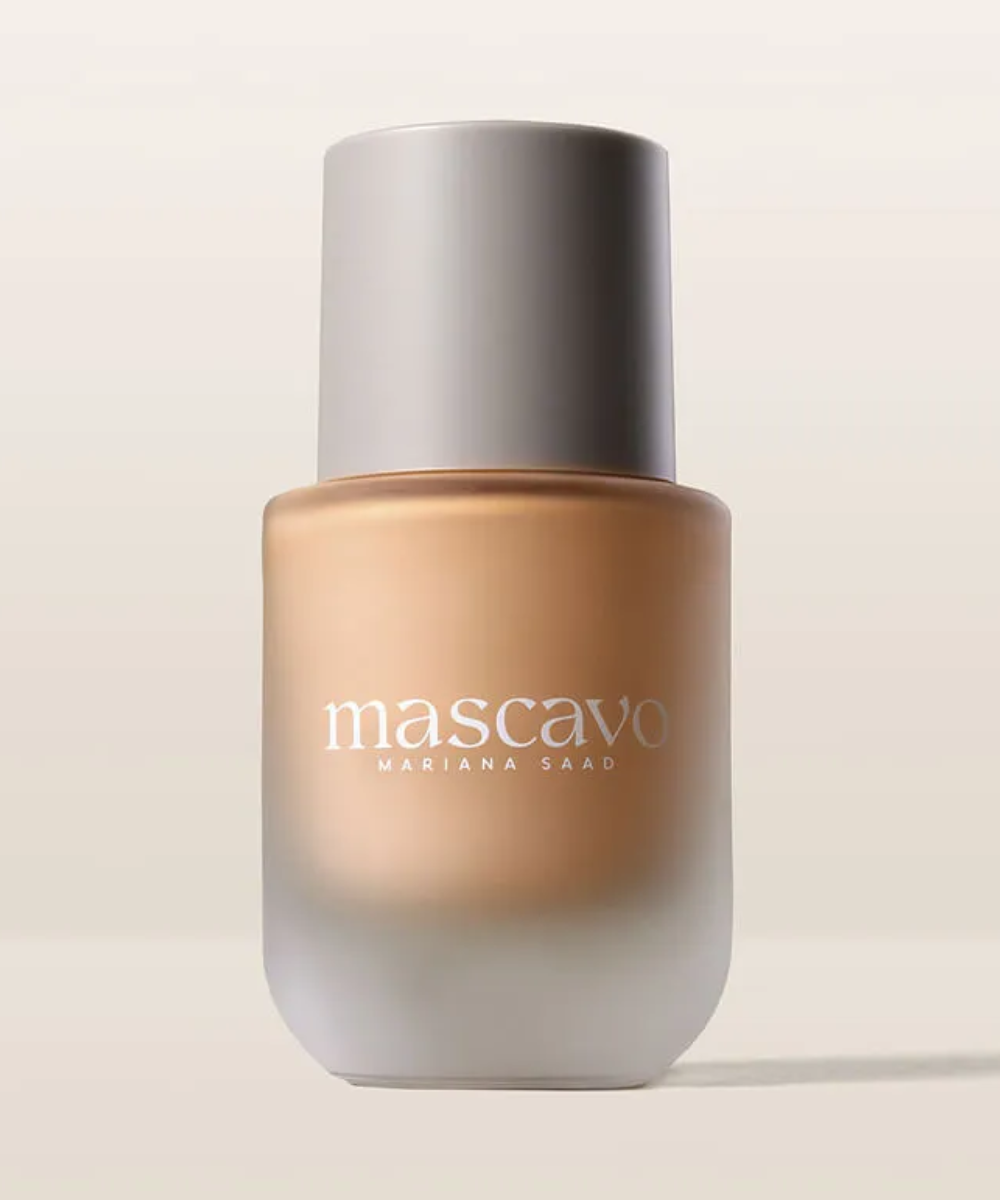 Base líquida em vidro fosco com tampa branca da Mascavo Mariana Saad, entre as melhores marcas de bases nacionais.
