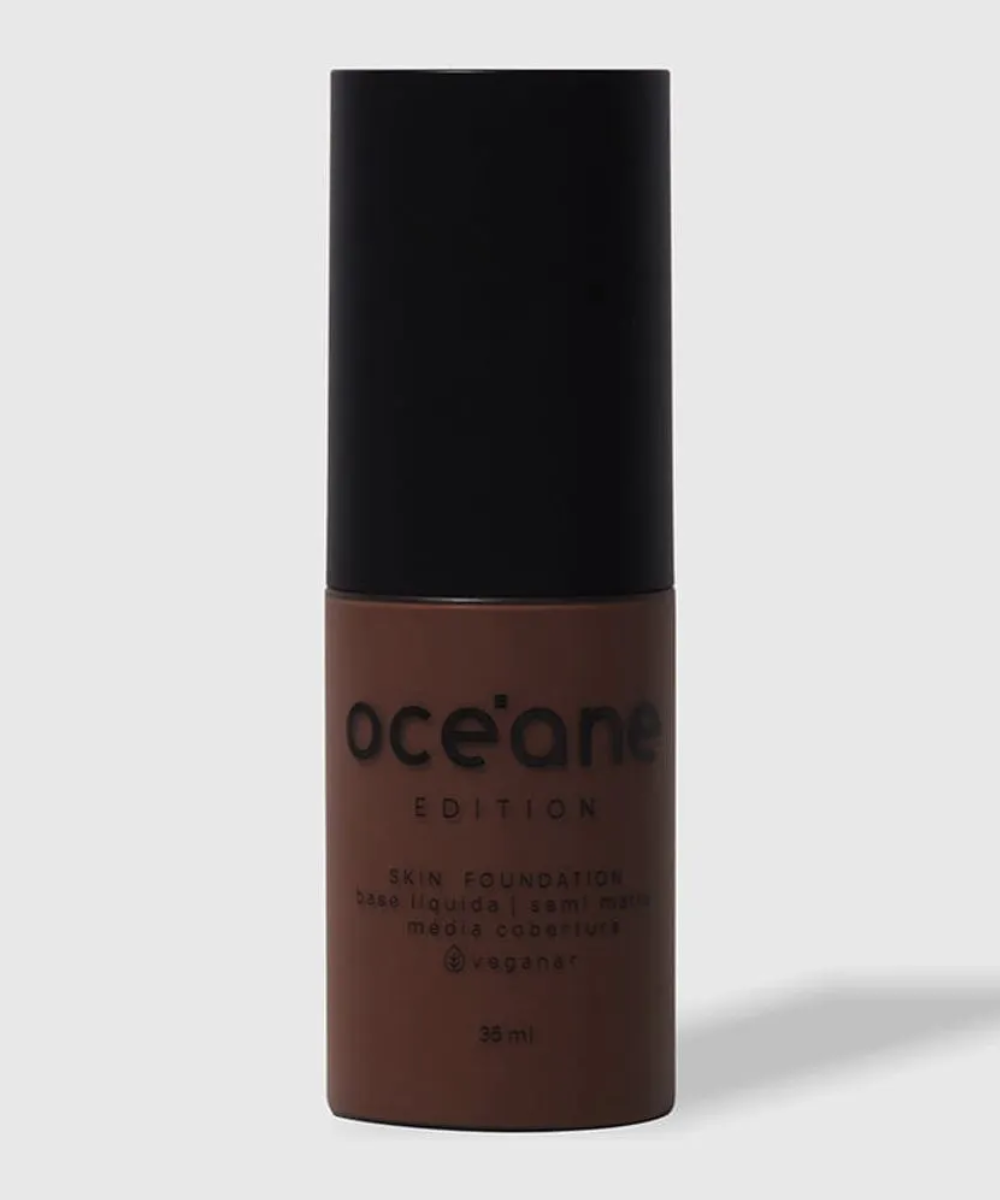 Base líquida semi matte em embalagem compacta preta e marrom, representando as melhores marcas de bases nacionais.